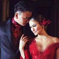 Beredar foto Agnes Monica bersama kasihnya, Wijaya Saputra tampil romantis dalam balutan busana karya Anne Avantie. Banyak yang menduga bahwa pasangan itu tengah melakukan foto prewedding. (Instagram/riomotret)