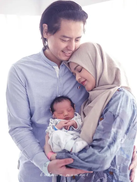 Baru berusia empat bulan, jagoan kecil tersebut sudah mendapatkan rumah mewah dari sang ayah. Saat awak media berusaha menebak harga rumah tersebut, Roger menjawab sambil tersenyum. (Instagram/rogerojey)