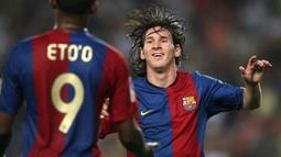 Striker Barcelona, Lionel Messi, melakukan selebrasi bersama Samuel Eto'o, usai membobol gawang  Osasuna pada laga La Liga di Stadion Camp Nou, (9/9/2006). (AFP/Lluis Gene)