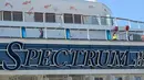 Penumpang dan awak terlihat pada kapal pesiar Spectrum of the Seas di Hong Kong, Rabu (5/1/2022). Spectrum of the Seas diperintahkan kembali ke kota untuk pengujian virus corona COVID-19 setelah sembilan orang ditemukan memiliki kontak dekat dengan varian Omicron baru-baru ini. (PETER PARKS/AFP)