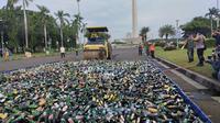 Pemprov DKI Jakarta melakukan pemusnahan 14.447 botol minuman beralkohol ilegal dan tanpa izin, Jumat (18/11/2022). (Foto: Winda Nelfira/Liputan6.com).