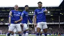 Striker Everton, Dominic Calvert-Lewin, melakukan selebrasi usai membobol gawang Manchester United pada laga Premier League di Stadion Goodison Park, Minggu (1/3/2020). Kedua tim bermain imbang 1-1. (AP/Jon Super)