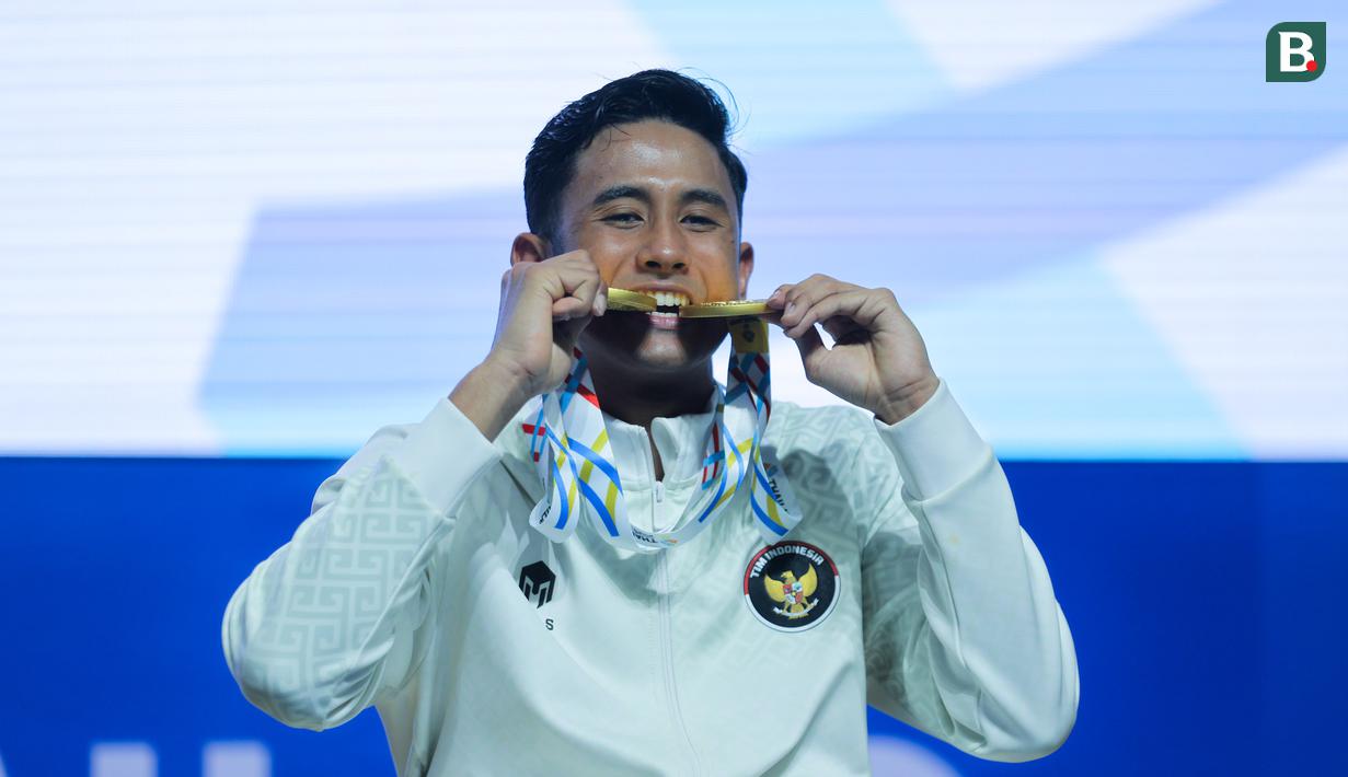 Tunggal putra Indonesia, Alwi Farhan, melakukan selebrasi setelah menaklukkan Moh. Zaki Ubaidillah pada laga final nomor tunggal putra SEA Games 2025 di Thammasat University Rangsit Campus, Pathum Thani hari Minggu (14/12/2025). (Bola.com/Bagaskara Lazuardi)