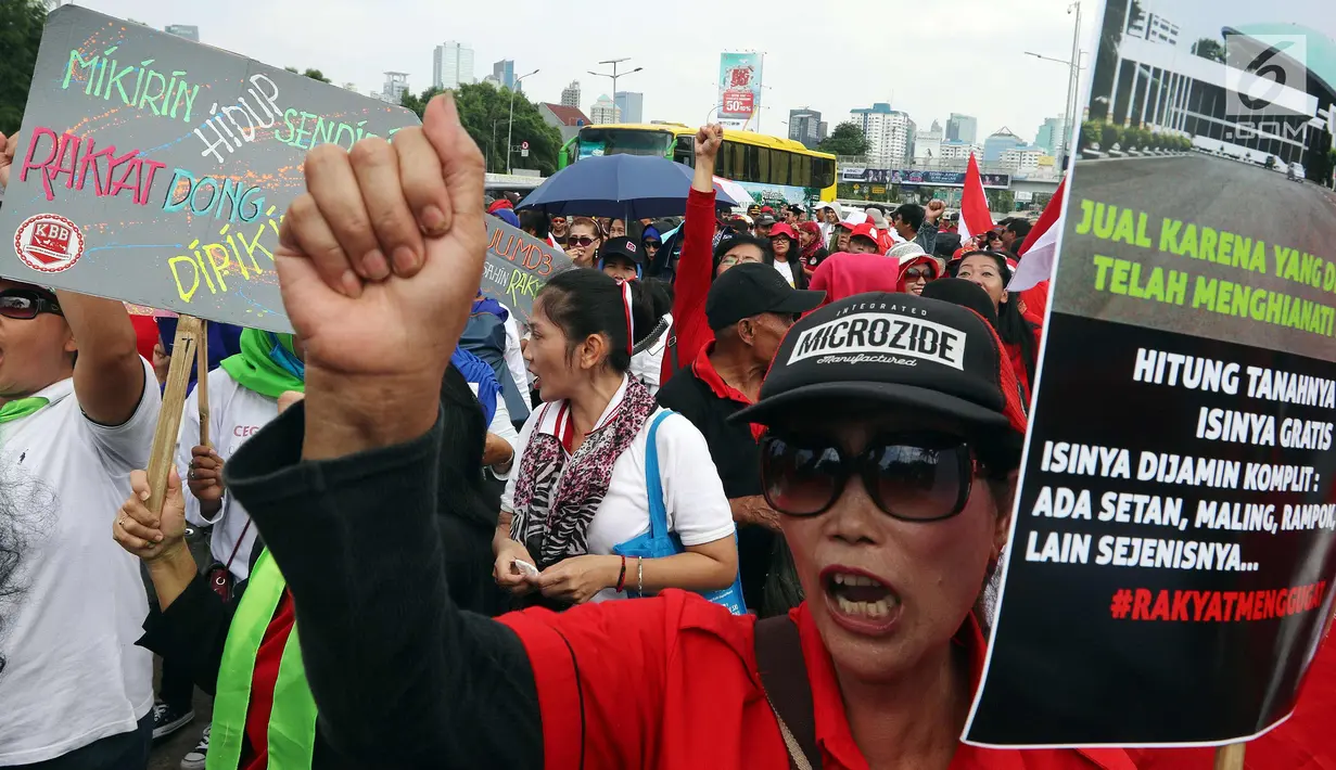 Masyarakat dari Presidium Rakyat Menggugat berteriak saat melakukan demo di depan Gedung MPR/DPR, Senayan, Jakarta, Jumat (23/3). Dalam aksinya mereka menuntut Penolakan UU No. 2/2018 tentang MD3 terkhusus pada pasal 73;122;245. (Liputan6.com/Johan Tallo)