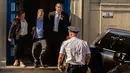 Produser Hollywood Harvey Weinstein dengan tangan terborgol meninggalkan kantor polisi New York City untuk menuju pengadilan di New York, Jumat (25/5). Weinstein menyerahkan diri setelah diadukan salah satu korbannya, Lucia Evans. (AP/Andres Kudacki)
