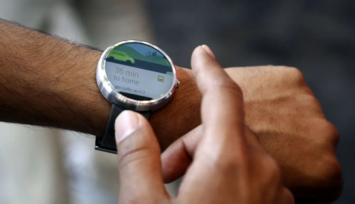 Sebuah jam tangan pintar diperkenalkan di konferensi pengembang aplikasi Google I/O 2014 di San Francisco, Amerika Serikat, (25/6/2014). (REUTERS/Elia Nouvelage) 