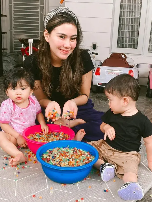 Lain halnya dengan Zunaira yang mengalami perkembangan lebih cepat. Kini anak perempuan Syahnaz dan Jeje itu sudah mulai banyak bicara. Syahnaz menyadari, meskipun mereka kembar namun tak semuanya serba sama. (Instagram/syahnazs)