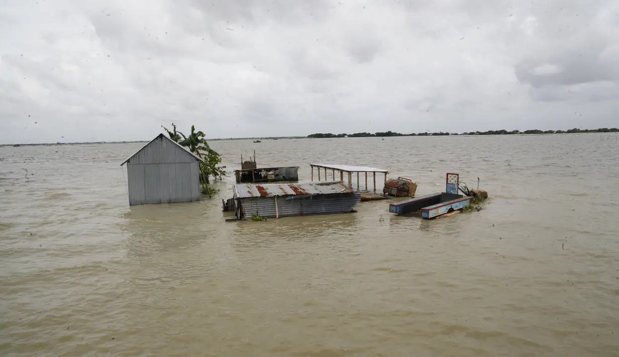 Rumah-rumah yang terendam banjir di Faridpur, Bangladesh (19/7/2020). Banjir yang dipicu tingginya curah hujan musiman dan derasnya air dari perbukitan kembali memburuk di beberapa wilayah Bangladesh, termasuk Distrik Faridpur. (Xinhua/Salim)