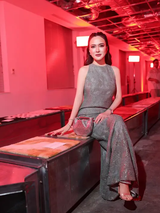 <p>Shandy Aulia berada di barisan artis ternama yang curi perhatian saat hadiri show Sapto Djojokartiko [@shandyaulia]</p>