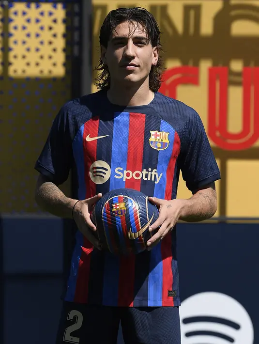Pemain baru Barcelona Hector Bellerin berpose untuk foto saat diperkenalkan secara resmi menjelang Liga Champions kontra Viktoria Plzen di Ciudad Deportiva dekat Barcelona pada 6 September 2022. Menjelang penutupan bursa transfer, Barca lantas mengumumkan perekrutan Hector Bellerin. (Photo by Josep LAGO / AFP)