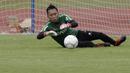 Kiper Timnas Indonesia U-22, Awan Setho, menangkap bola saat latihan di Stadion Madya, Jakarta, Jumat (18/1). Latihan ini merupakan persiapan jelang Piala AFF U-22. (Bola.com/Yoppy Renato)