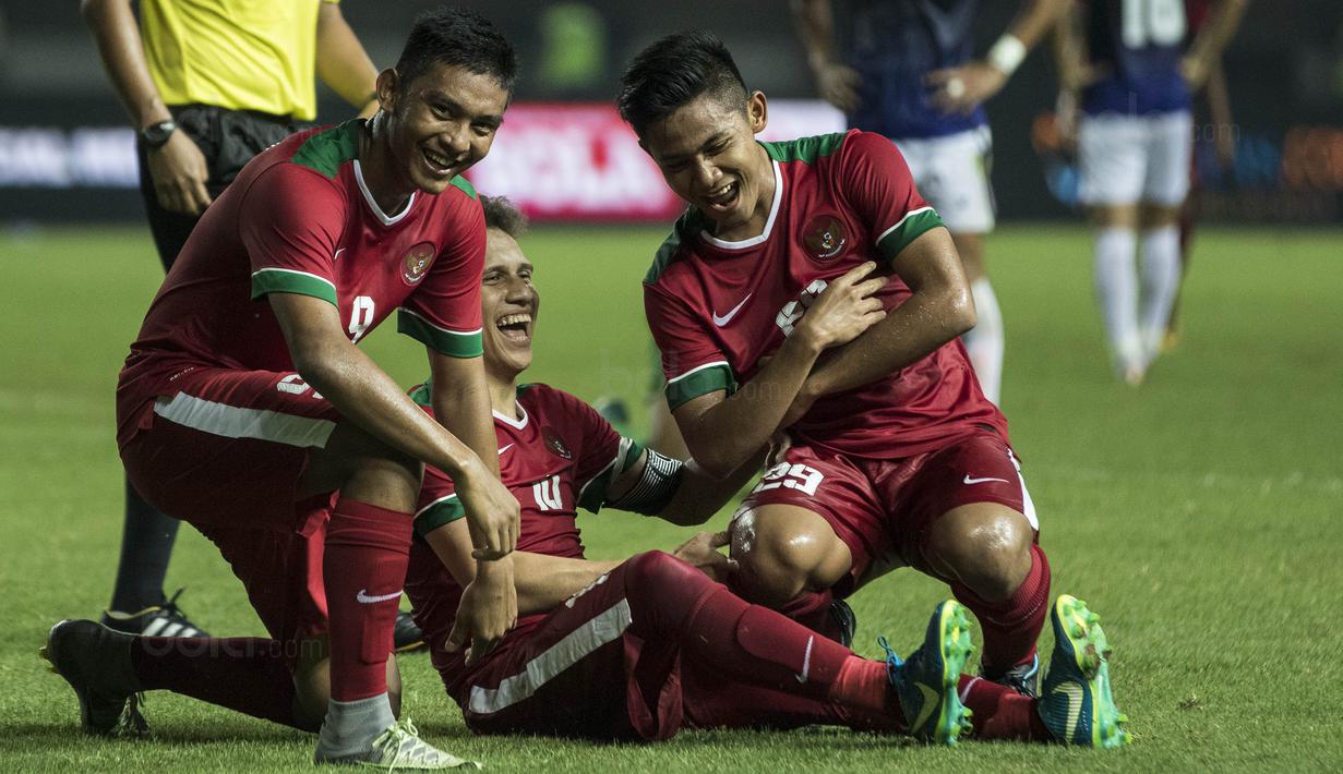 Para pemain Timnas Indonesia U-19 merayakan gol yang dicetak Egy Maulana Vikri ke gawang Kamboja U-19 pada laga persahabatan di Stadion Patriot, Bekasi, Rabu (4/10/2017). Indonesia menang 2-0 atas Kamboja. (Bola.com/Vitalis Yogi Trisna)