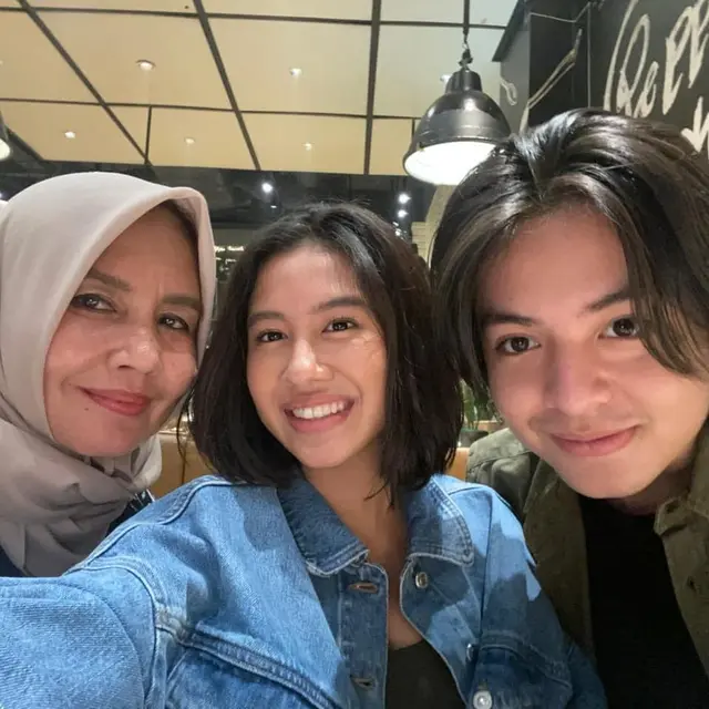 Sudah Akrab, Ini 6 Potret Kedekatan Angga Yunanda dan Ibu Shenina Cinnamon