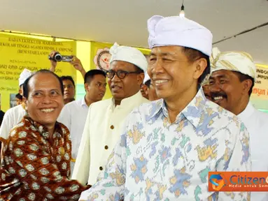 Citizen6, Lampung: Gubernur Provinsi Bali Made Mangku Pastika menghadiri acara peringatan Hari Raya Galungan di Pura Way Lunik,Bandar Lampung, Sabtu(11/02). (Pengirim: Agus Setiawan)