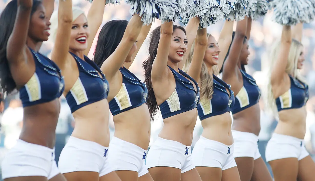 Cheerleaders dari tim Los Angeles Rams berdiri di lapangan sebelum memulai permainan pramusim antara Los Angeles Rams dan Dallas Cowboys di Los Angeles Memorial Coliseum di Los Angeles, California (12/8). (Josh Lefkowitz / Getty Images / AFP)