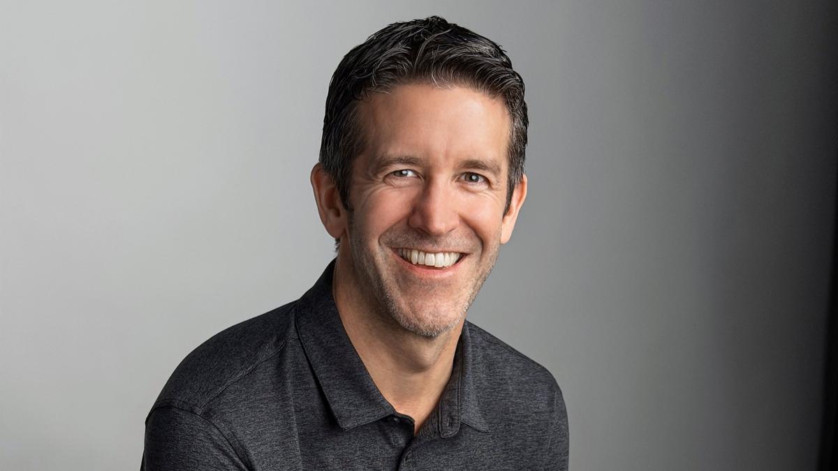 Profil John Ternus, CEO Baru Apple Pengganti Tim Cook