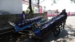 Pedagang bersiap mengisi jeriken dengan air bersih untuk segera didistribusikan kepada pelanggan di Kawasan Muara Angke, Jakarta, Kamis (28/5/2026). (Kapanlagi.com/Budy Santoso)