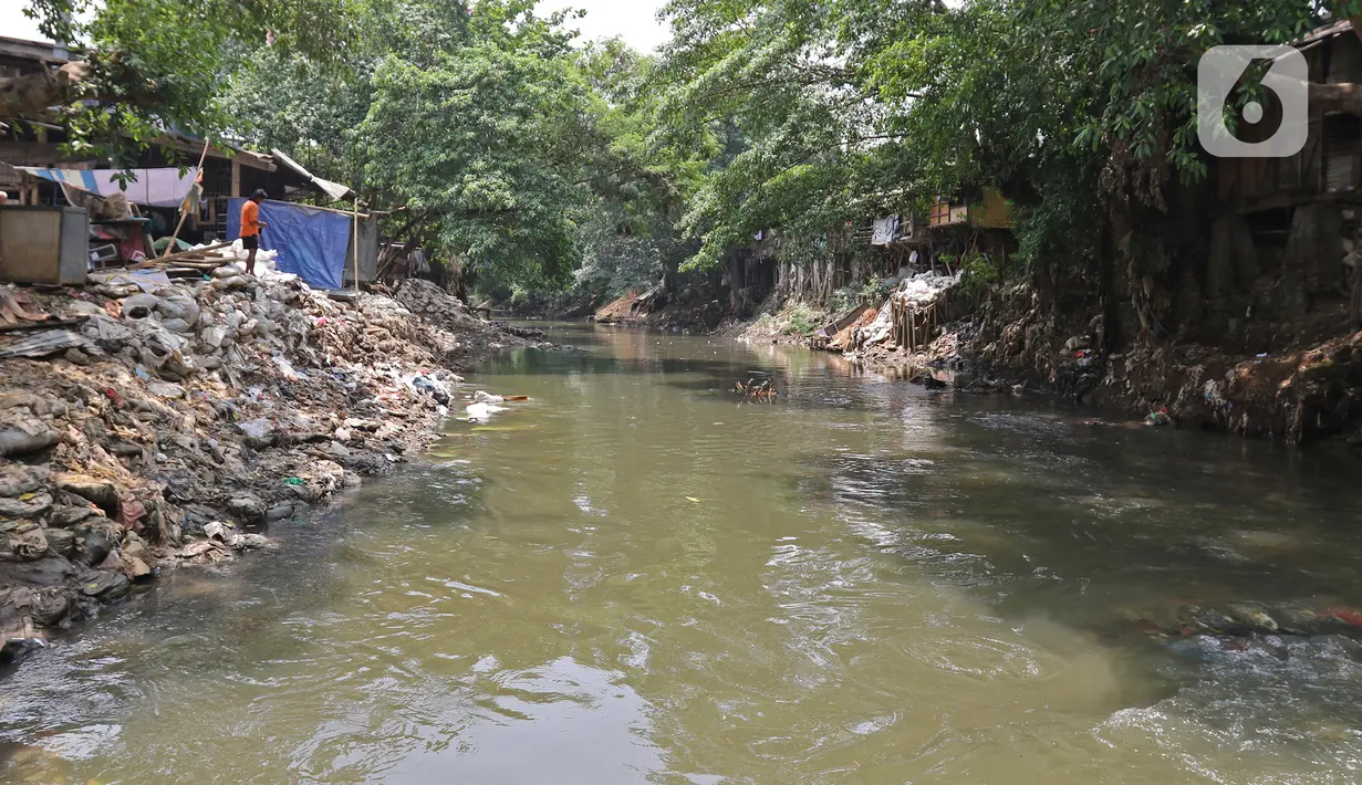 Warga beraktivitas di bantaran Sungai Ciliwung, Kampung Tanah Rendah, Jakarta, Jumat (15/11/2019). Pemprov DKI Jakarta membatalkan pembebasan 118 bidang tanah di bantaran Sungai Ciliwung yang disebabkan karena defisit anggaran. (Liputan6.com/Herman Zakharia)