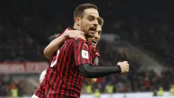 Gelandang AC Milan, Giacomo Bonaventura berselebrasi dengan rekannya Krzysztof Piatek usai mencetak gol ke gawang Torino pada perempat final Coppa Italia di stadion San Siro, Milan (28/1/2020). AC Milan menang 4-2 atas Torino dan melaju ke babak semifinal melawan Juventus. (AP Photo/Antonio Calanni)