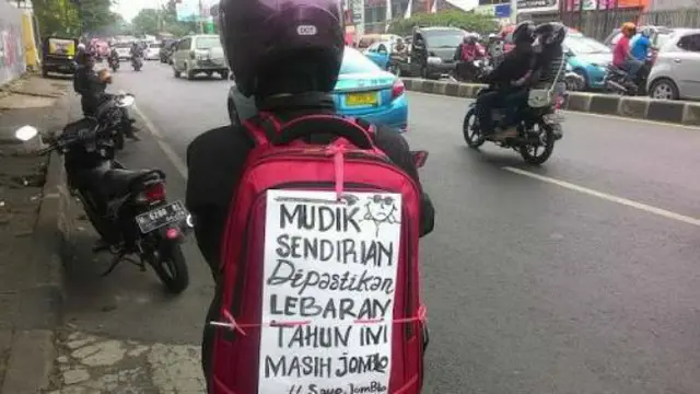 Di momen mudik kali ini, para pemudik menempelkan pesan bertuliskan curahan hatinya.