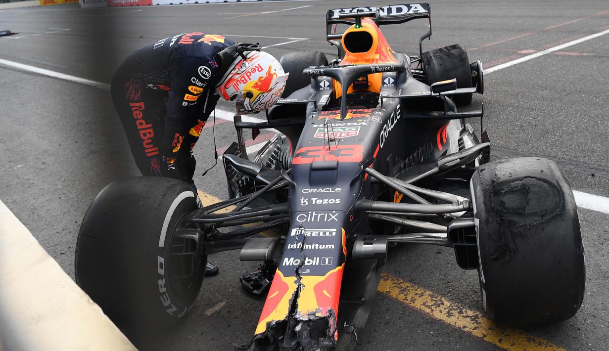 Verstappen tidak mengalami cedera apa pun. Namun, itu jadi pukulan besar bagi posisi pembalap asal Belanda itu di klasemen sementara F1 2021. (Foto: AFP/Natalia Kolesnikova)