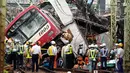 Kereta tergelincir setelah menabrak truk di Yokohama, Prefektur Kanagawa, Jepang, Kamis (5/9/2019). Sebanyak 35 orang mengalami luka-luka, sementara satu orang dalam kondisi kritis. (AP Photo/Eugene Hoshiko)
