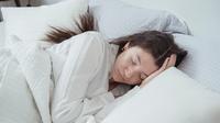 Ilustrasi tidur. (Photo by Miriam Alonso: https://www.pexels.com/photo/a-woman-asleep-in-a-bed-7623552/)