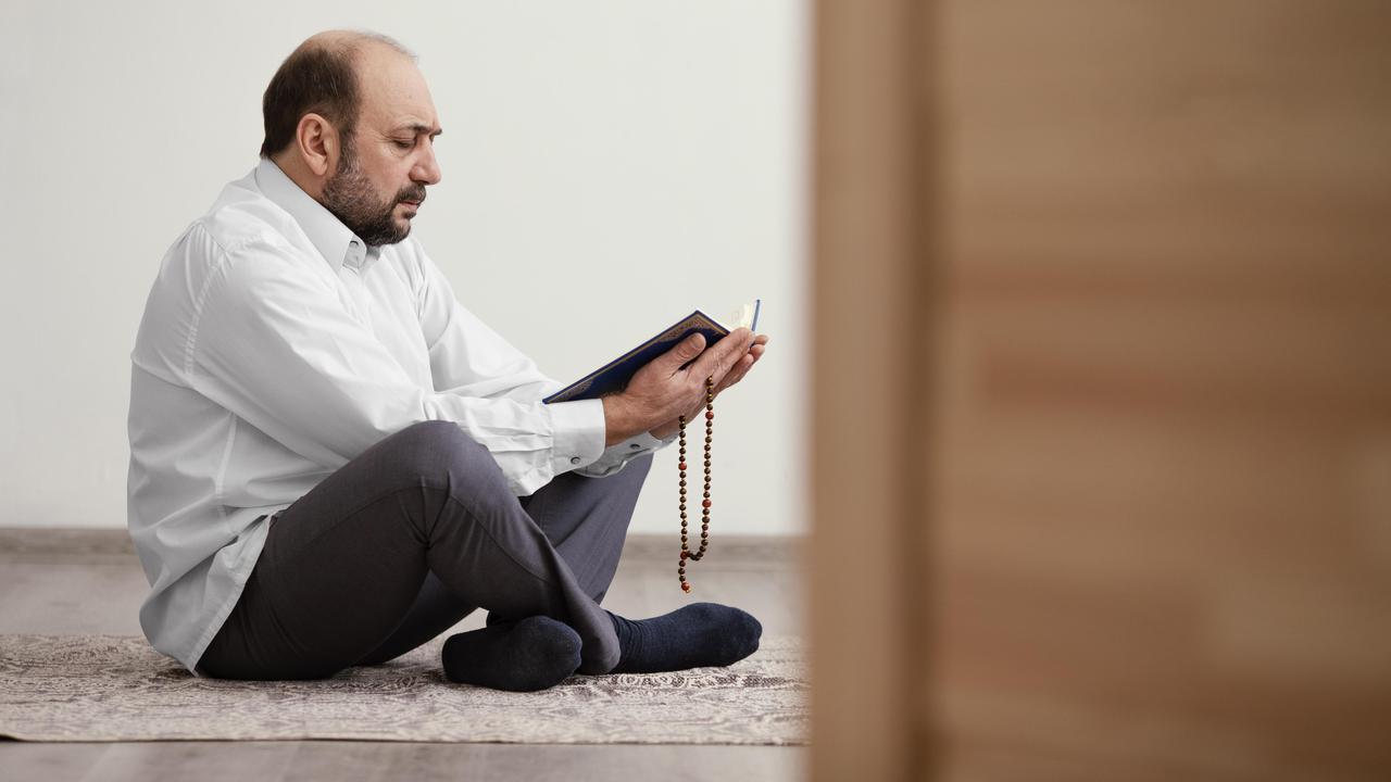 Ilustrasi muslim membaca Al-Qur'an