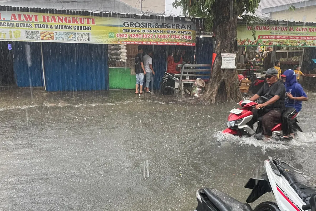 Pengendara sepeda motor melintas banjir di Jalan Keadilan Raya, Depok. (Liputan6.com/Dicky Agung Prihanto)