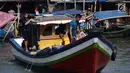 Nelayan mengisi air bersih ke dalam jiriken untuk dibawa dalam perahu di Jakarta Utara, Rabu (9/5). Sulitnya mendapatkan air bersih memaksa nelayan membelinya kepada pengepul dengan harga yang mahal. (Liputan6.com/Angga Yuniar)
