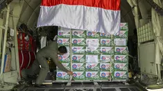 Personel Tentara Nasional Indonesia (TNI) memeriksa tali pengikat bantuan kemanusiaan untuk warga Palestina di Gaza di dalam pesawat Hercules C-130 di Pangkalan Udara Halim Perdanakusuma, Jakarta pada 13 Agustus 2025. (BAY ISMOYO/AFP)