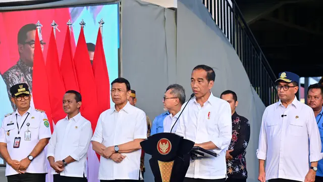Presiden Jokowi meresmikan Terminal Samarinda Seberang di Kaltim. Jokowi mendorong masyarakat beralih menggunakan transportasi umum untuk mengurangi kemacetan. (Foto: Sekretariat Presiden)