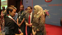 Menlu Retno LP Marsudi (kiri) ketika berbincang usai membuka kegiatan peringatan ke-60 Konferensi Asia Afrika (KAA) dan peringatan ke-10 New Asian-African Strategic Partnership (NAASP) di gedung Kemlu, Jakarta, Senin (9/11). (Liputan6.com/Faizal Fanani)