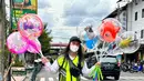 Pria dua orang anak itu melakukan penyamaran menjadi pedagang balon di kawasan Malioboro, Yogyakarta. [Instagram/baimwong]