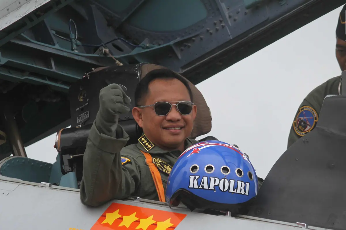 Panglima dan Kapolri Saat Naik Sukhoi