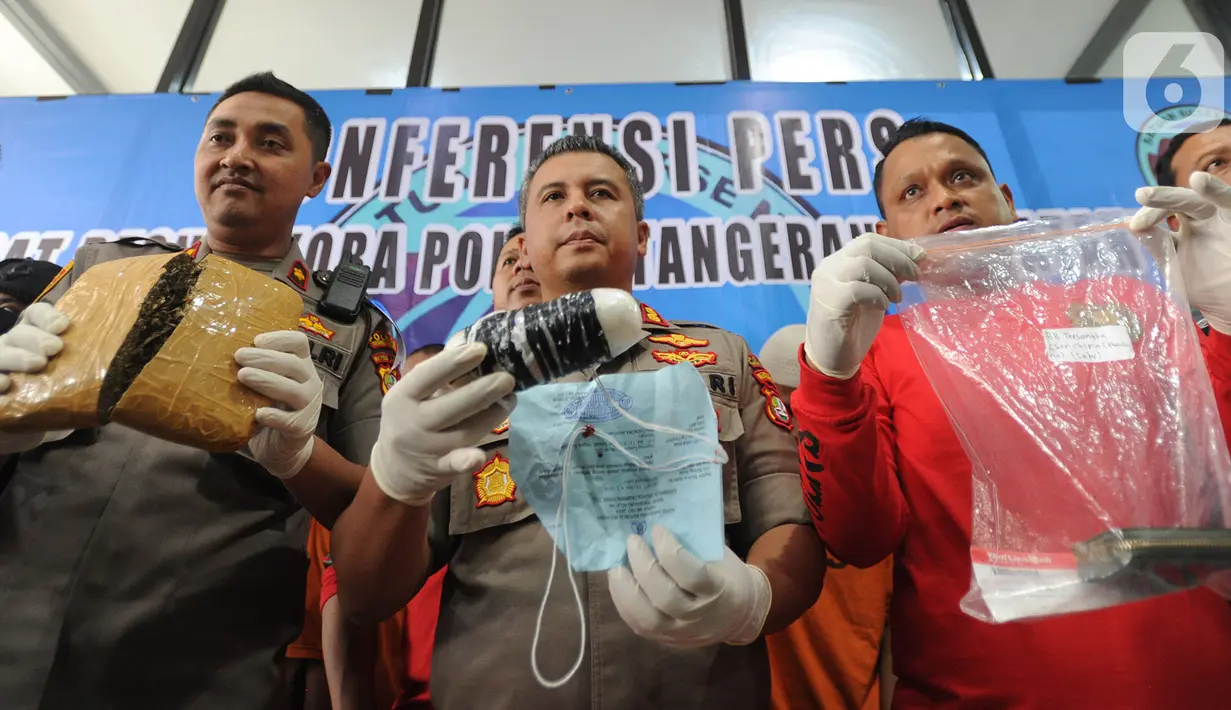 Kapolres Tangerang Selatan AKBP Ferdy Irawan menunjukkan barang bukti narkoba saat rilis kasus penyelundupan sabu dalam kelamin di Mapolres Tangerang Selatan, Banten, Kamis (31/10/2019). Tersangka Chencira Aehitanon mengaku dibayar sekitar Rp 14 juta. (merdeka.com/Arie Basuki)