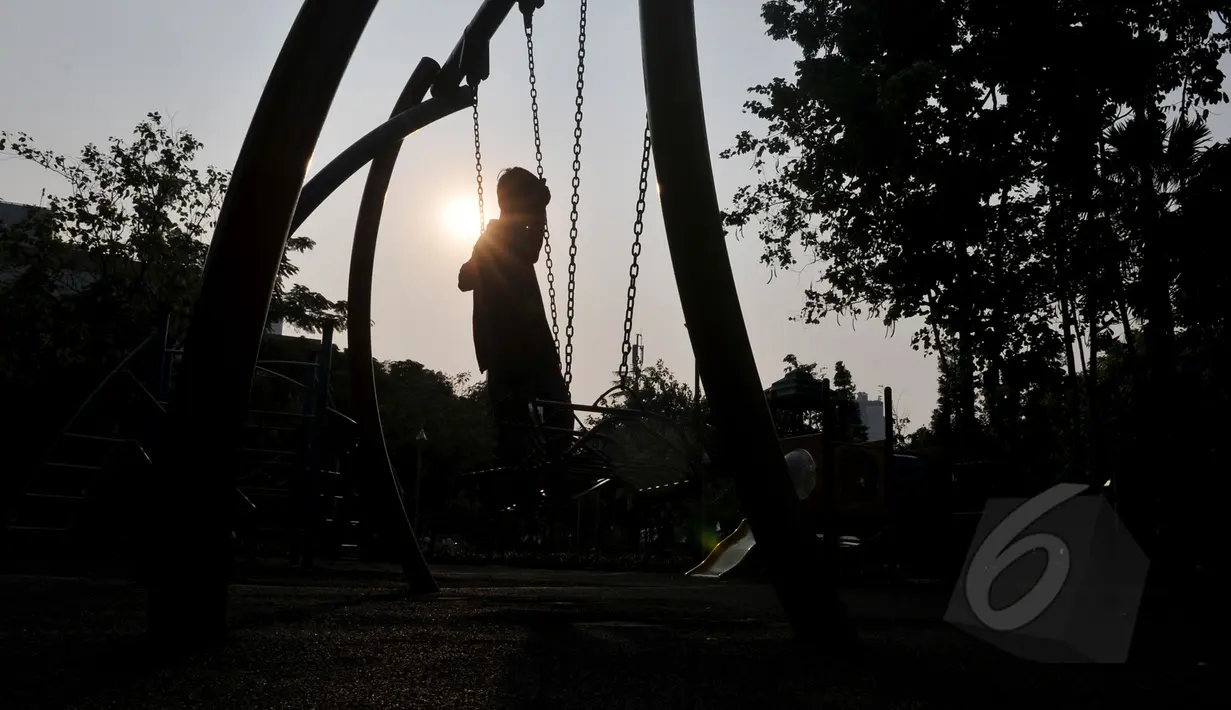 Sejumlah anak saat menikmati fasilitas bermain di Taman Menteng, Jakarta Pusat, Jumat(22/5/2015). Pemerintah Provinsi DKI Jakarta secara bertahap akan meresmikan empat Taman Terpadu Ramah Anak (TTRA). (Liputan6.com/Johan Tallo)