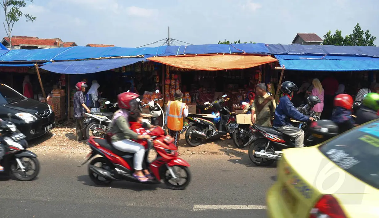 Di sepanjang jalan itu, ratusan toples berisi kue kering Lebaran terlihat berjajar dan menarik pandangan mata pengguna jalan, Jakarta, Minggu (20/7/14). (Liputan6.com/Faizal Fanani)