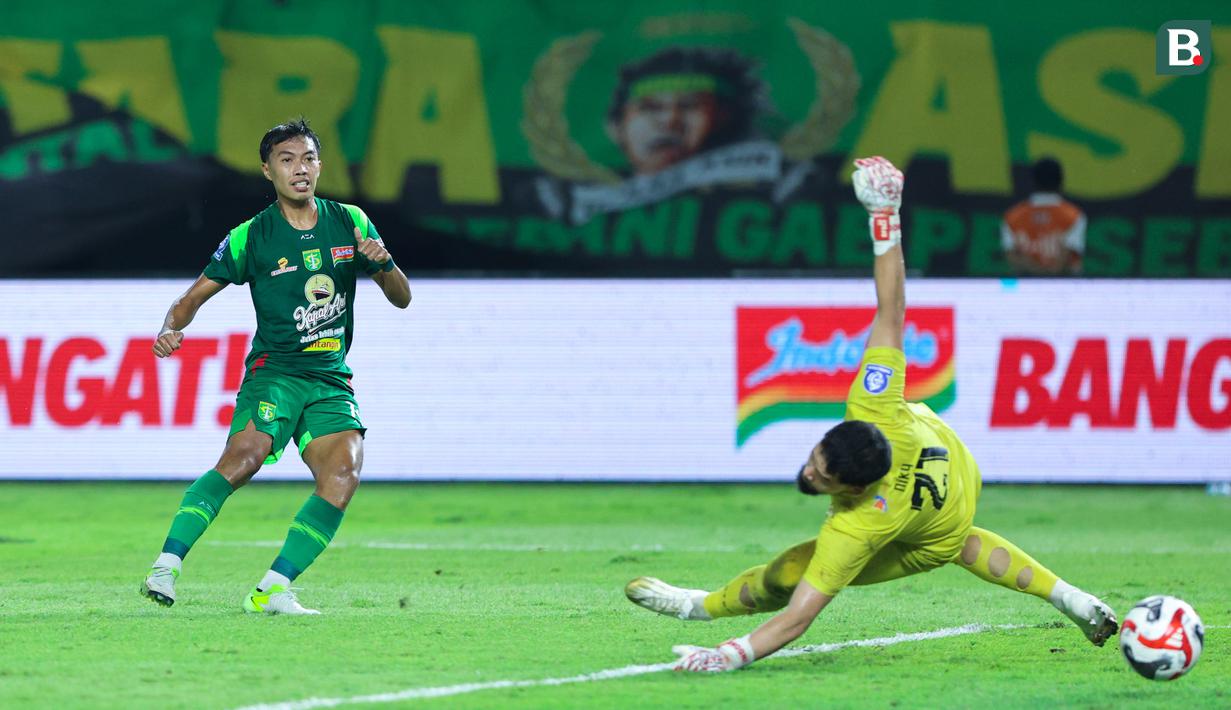 Pemain Persebaya Surabaya, Riyan Ardiansyah, mencetak gol ke gawang Madura United pada lanjutan BRI Super League 2025/2026 di Stadion Gelora Bung Tomo Jumat (17/4/2026). (Bola.com/M Iqbal Ichsan)