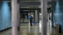 <p>Seorang petugas kebersihan terlihat di stasiun kereta bawah tanah yang ditutup di kawasan pusat bisnis di Beijing, Rabu (4/5/2022). Beijing pada hari Rabu ini menutup lebih dari 40 stasiun kereta bawah tanah, sekitar sepersepuluh dari jaringan kereta, sebagai bagian dari tindakan untuk menghentikan penyebaran Covid-19. (Giok GAO / AFP)</p>
