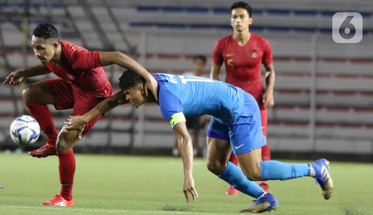 Bek Timnas Indonesia U-22, Dodi Alekvan Djin, mengontrol bola saat melawan Timnas Singapura U-22 dalam pertandingan Grup B SEA Games 2019 di Stadion Rizal Memorial, Manila, Kamis (28/11/2019). Indonesia menang dengan skor 2-0 atas Singapura. (Bola.com/M Iqbal Ichsan)