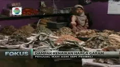 Akibat langka dan mahalnya harga garam, dagangan ikan asin di sejumlah daerah kini sepi pembeli.
