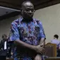 Mantan Kepala Dinas Pekerjaan Umum Papua, Mikael Kambuaya usai mengikuti sidang dakwaan di Pengadilan Tipikor Jakarta, Rabu (20/11/2019). Mikael Kambuaya didakwa terlibat dalam kasus dugaan suap pekerjaan peningkatan jalan Kemiri-Depapre TA 2015. (Liputan6.com/Helmi Fithriansyah)