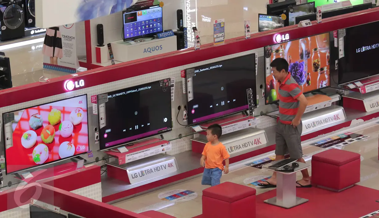 Pengunjung melihat produk elektronik yang dijual di Electronic city di Jakarta, Kamis (21/1). Hal ini disebabkan karena dibebani biaya produksi yang relatif mahal dibandingkan negara-negara Asia Tenggara lainnya. (Liputan6.com/Angga Yuniar)