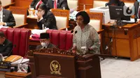 Menteri Keuangan Sri Mulyani (kanan) menyampaikan laporan  tentang pertanggungjawaban atas pelaksanaan APBN tahun anggaran 2021 saat rapat paripurna ke-26 masa persidangan V tahun 2021-2022 di Kompleks Parlemen, Senayan, Jakarta, Kamis (30/6/2022). Rapat menyampaikan hasil pembahasan pembicaraan pendahuluan RAPBN tahun anggaran 2023 dan rencana kerja pemerintah tahun 2023. (Liputan6.com/Angga Yuniar)