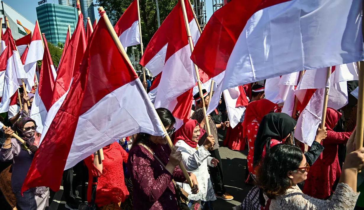 Upacara peringatan HUT ke-80 Kemerdekaan Indonesia di Surabaya dimeriahkan dengan pengibaran bendera Merah Putih di sepanjang jalan utama kota. (Juni KRISWANTO/AFP)