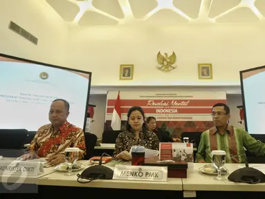 Menko PMK Puan Maharani (tengah) saat memimpin rapat koordinasi di Jakarta, Kamis (11/2/2016). Rakor tersebut membahas Science Techno Park (STP) atau Taman Sains. (Liputan6.com/Faizal Fanani)