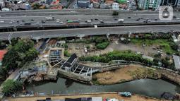 Pandangan udara proyek pembangunan sodetan Kali Ciliwung di Banjir Kanal Timur (BKT), Jakarta Timur, Senin (20/2/2023). Progres pembangunan sodetan Kali Ciliwung menuju BKT sudah mencapai 62 persen. Proyek yang menelan biaya mencapai Rp1,2 triliun ini ditargetkan berfungsi paling lambat April 2023. (merdeka.com/Iqbal S Nugroho)