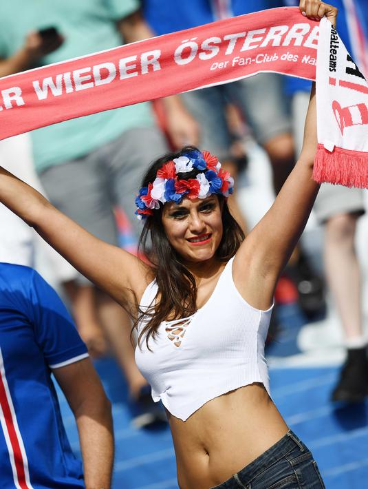 Fans cantik Islandia mengangkat syal timnya tandan dukungan saat laga Islandia vs Austria pada grup F Euro Cup 2016 di Stadion Stade de France, Saint-Denis, Kamis (23/6/2016) dini hari WIB. (AFP/Franck Fife)