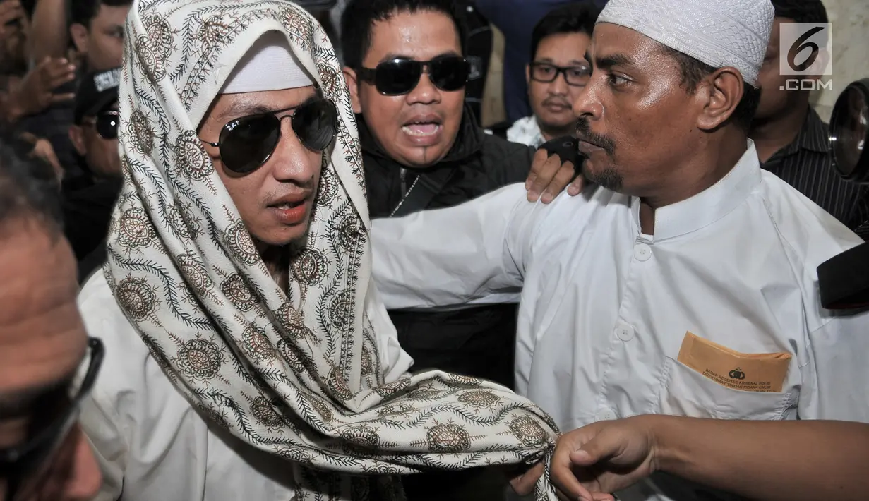 Habib Bahar bin Smith dikerumuni awak media saat tiba untuk menjalani pemeriksaan di Gedung Bareskrim Polri Jakarta, Kamis (6/12). Habib Bahar bin Smith tampil mengenakan kacamata hitam saat memenuhi panggilan Bareskrim. (Merdeka.com/ Iqbal S. Nugroho)